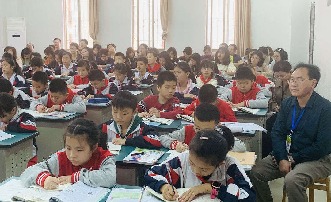 校領(lǐng)導(dǎo)聽課_副本.jpg 校領(lǐng)導(dǎo)聽課_副本.jpg